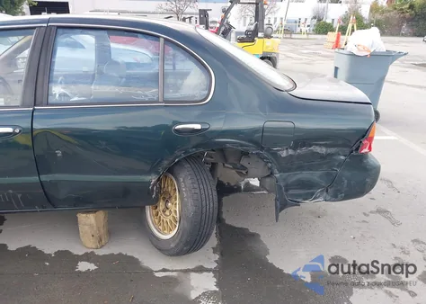 1995 Nissan Maxima Gle/Gxe/Se z USA, uszkodzony, nr VIN JN1CA21D5ST064076